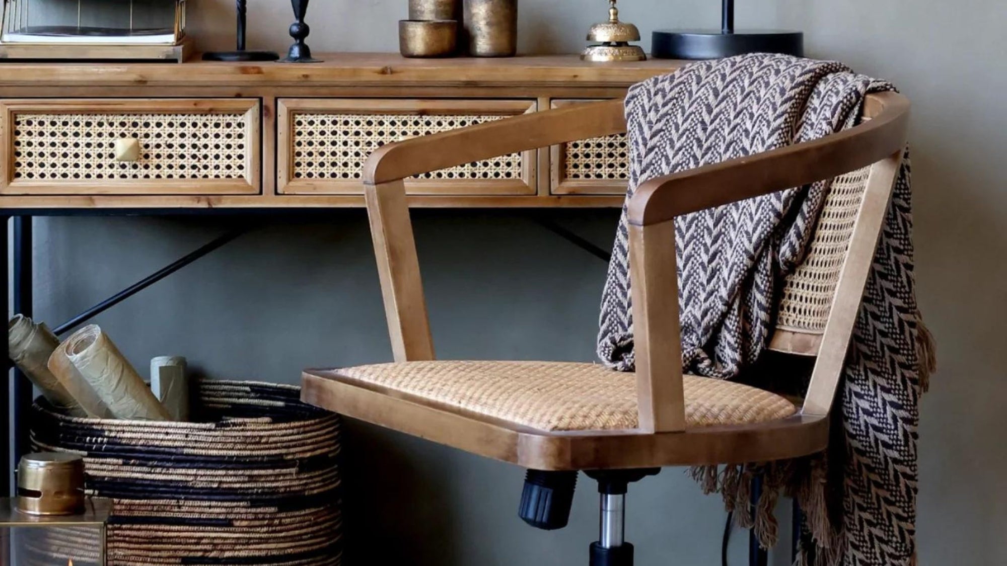 Luxury office chair with desk.