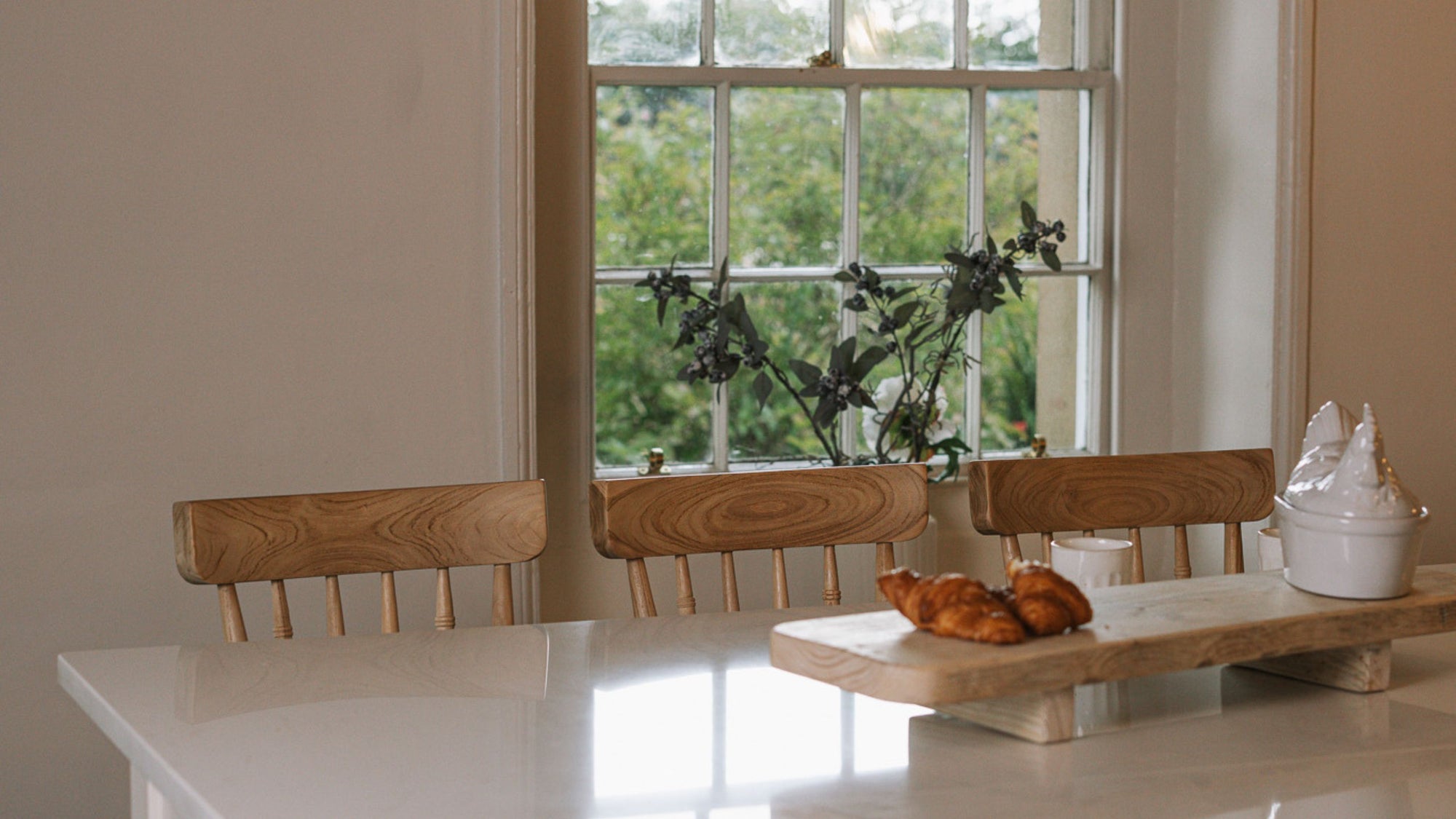 Breakfast bar ideas for a cottage kitchen.