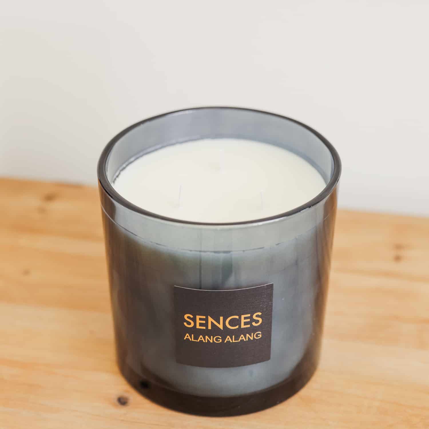 Sences Alang Alang Onyx Candle from above showing wicks.